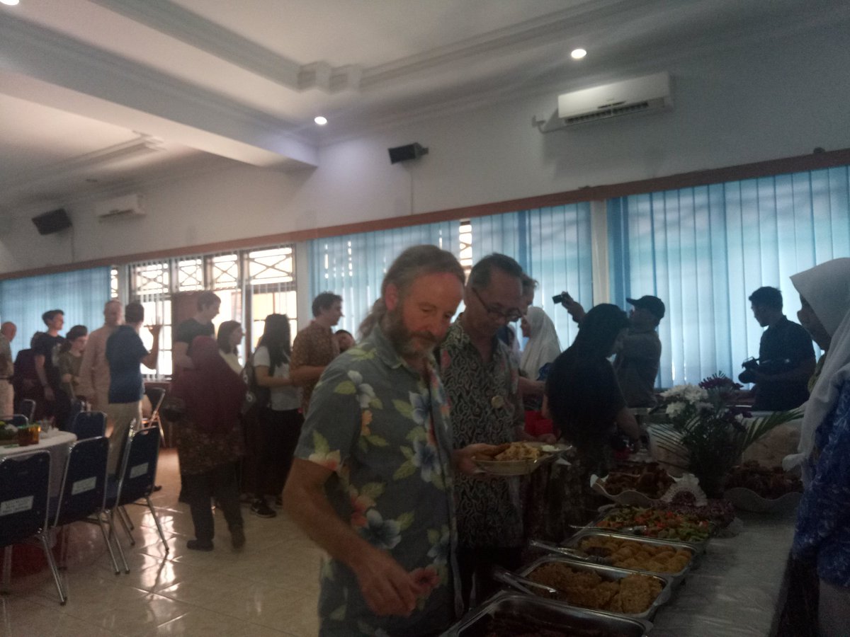 IGFSolo's tweet photo. Para rombongan menikmati jamuan makan siang di SMA N 1 Boyolali #IGFSolo #AnjangsanaSitusKabupatenBoyolali #InternationalGamelanFestival https://t.co/VJhlKwPJeu