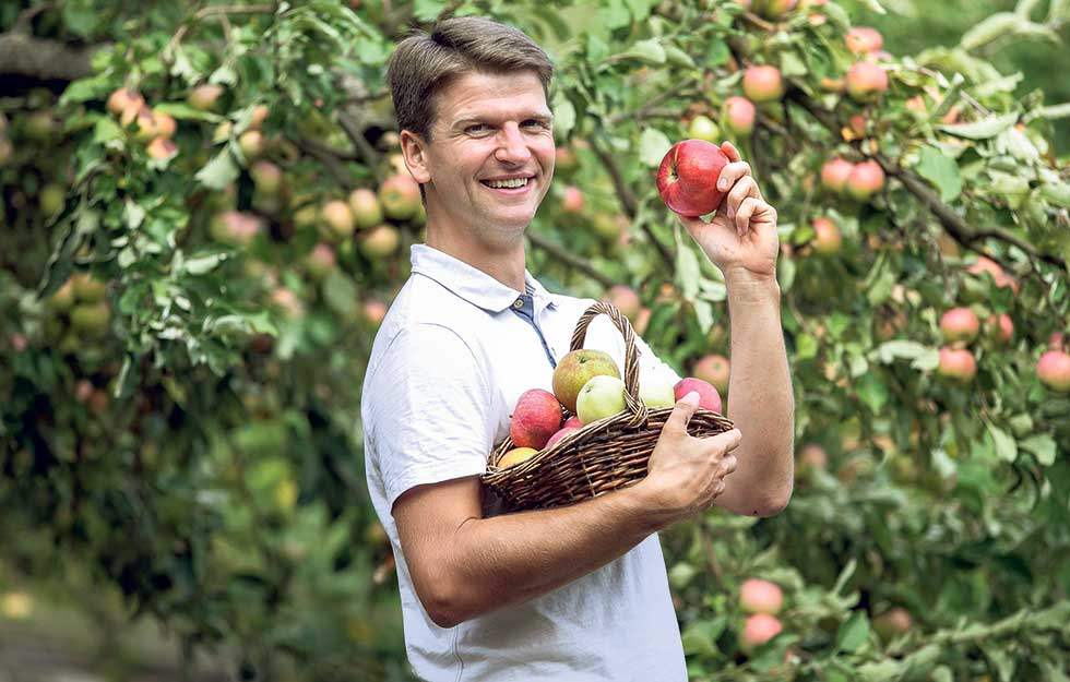 TAG24Sachsen's tweet photo. Dresdner bewahrt Apfelsorten vor Aussterben. #obstbauer https://t.co/m9ubbjVX2B https://t.co/VeHRm6yh8k