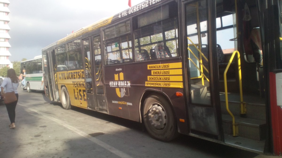 EmengenSefika's tweet photo. 158 otobüsleri hergun ayrı bir sorun ya tekeri patlıyor ya kılimasi arızalı büyükşehir belediyesi araclarinin bakımını yapmayarak iyi çalışmıyor Araçlara çözüm yolu bulmalarını istiyoruz. https://t.co/1LOgeFkwun