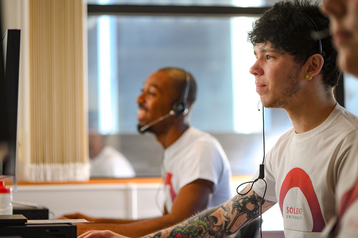 SolentUni's tweet image. Best of luck to everyone receiving their A-level results today! Here's a peek at the friendly faces manning our hotlines and social media accounts for the next few days, ready to answer your questions. Here's how to get in touch: ow.ly/qdga30lpOfY #ResultsDay