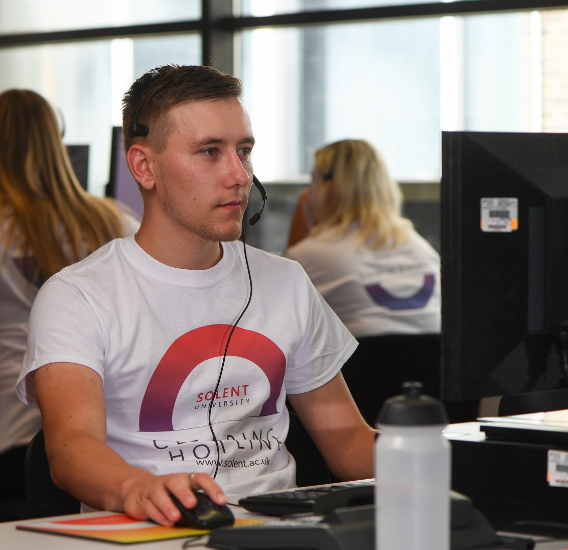 SolentUni's tweet image. Best of luck to everyone receiving their A-level results today! Here's a peek at the friendly faces manning our hotlines and social media accounts for the next few days, ready to answer your questions. Here's how to get in touch: ow.ly/qdga30lpOfY #ResultsDay