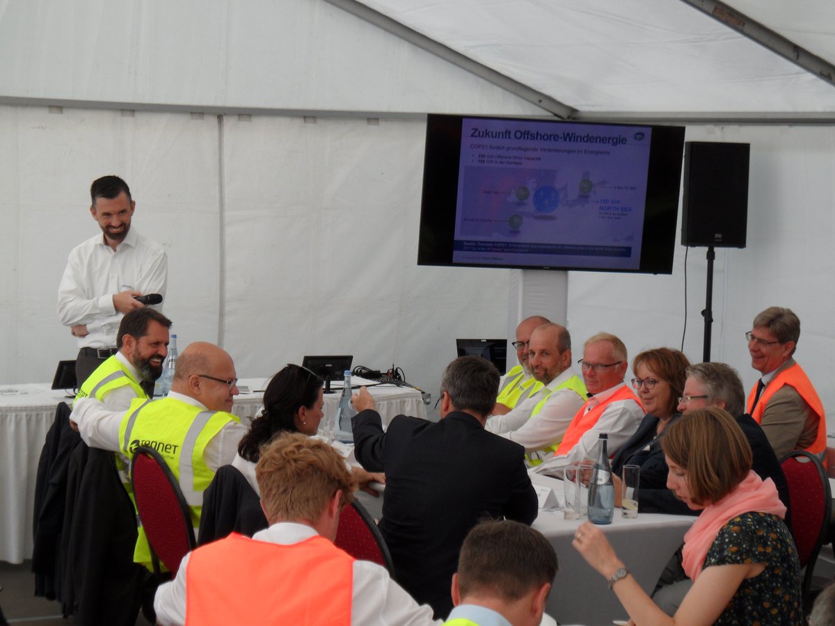 _sabrina_martin's tweet photo. .@peteraltmaier heute mit @TenneT_DE und @Siemens_Energy im #HGÜ Konverter in #Emden - nach Inbetriebnahme wird hier der #Strom aus den #offshore Windparks #HoheSee &amp; #GlobalTechI umgespannt und ins Netz eingespeist - reicht für knapp unter 1 Mio 🇩🇪🏡 #NetzeJetzt #Netzausbau https://t.co/IyDkiYIiAP