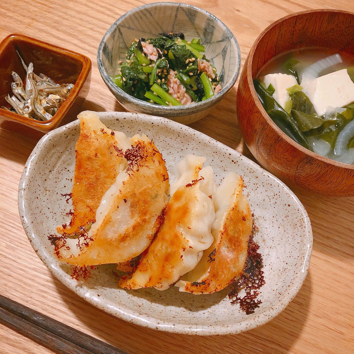 まゆなむ エロスごはん研究所 今日は餃子 生活クラブの焼くだけでいい奴 便利です 美味しいし 中華風ワカメスープ 小松菜海苔和え 酢煮干し 餃子を包むなんて面倒なことは私はやりませんよ 献立 晩ごはん 家飯 餃子 中華スープ わかめ