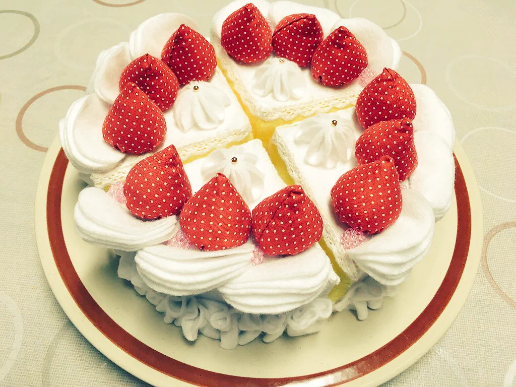孫のために作ったフェルトケーキが可愛すぎると話題になっている