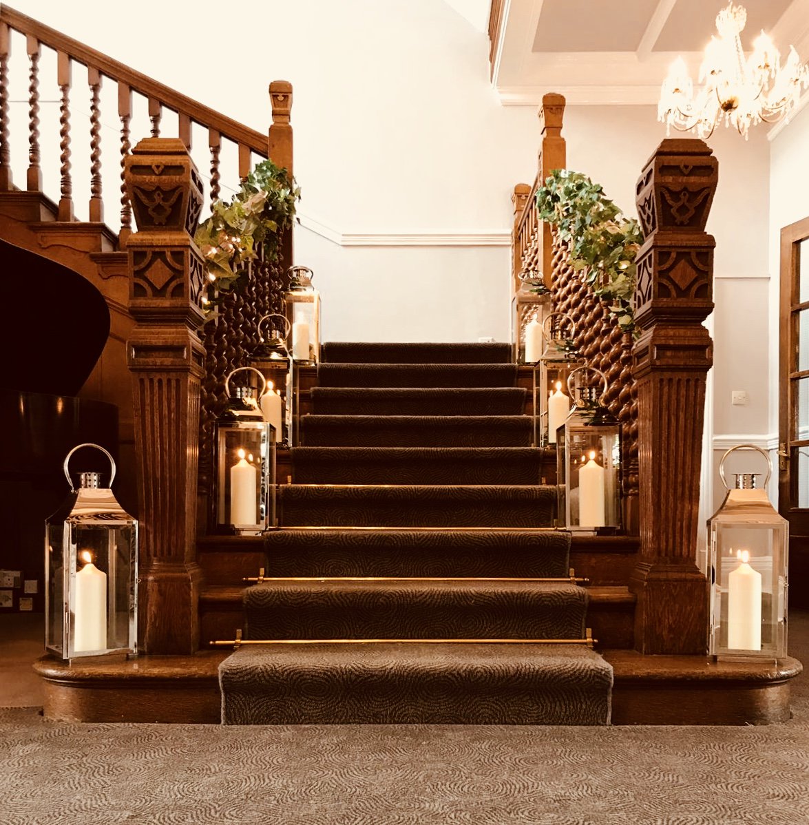 Staircase styling 🙌 #exclusiveusevenue #weddinggoals  #weddingdecor  #weddingideas #weddingsofinstagram  #weddingstyle #weddingvenue #ternhillhall #ternhillhallweddings #shropshire #shropshireweddings #shropshireweddingvenues #lanterns #candledecor #venuedressing