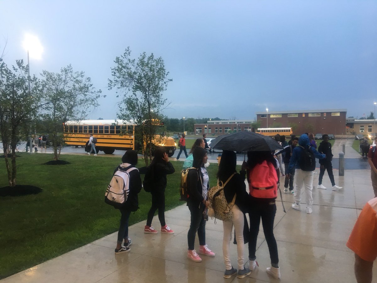 SuptMJBrown's tweet photo. We’re starting the day at Reynoldsburg HS-Summit Campus this morning with @wsyx6 Good Morning Columbus as our kids walk in! @Reyn_eSTEM @RHSEncore #firstdayoffirsts #reynproud https://t.co/yjxfM1vR3f