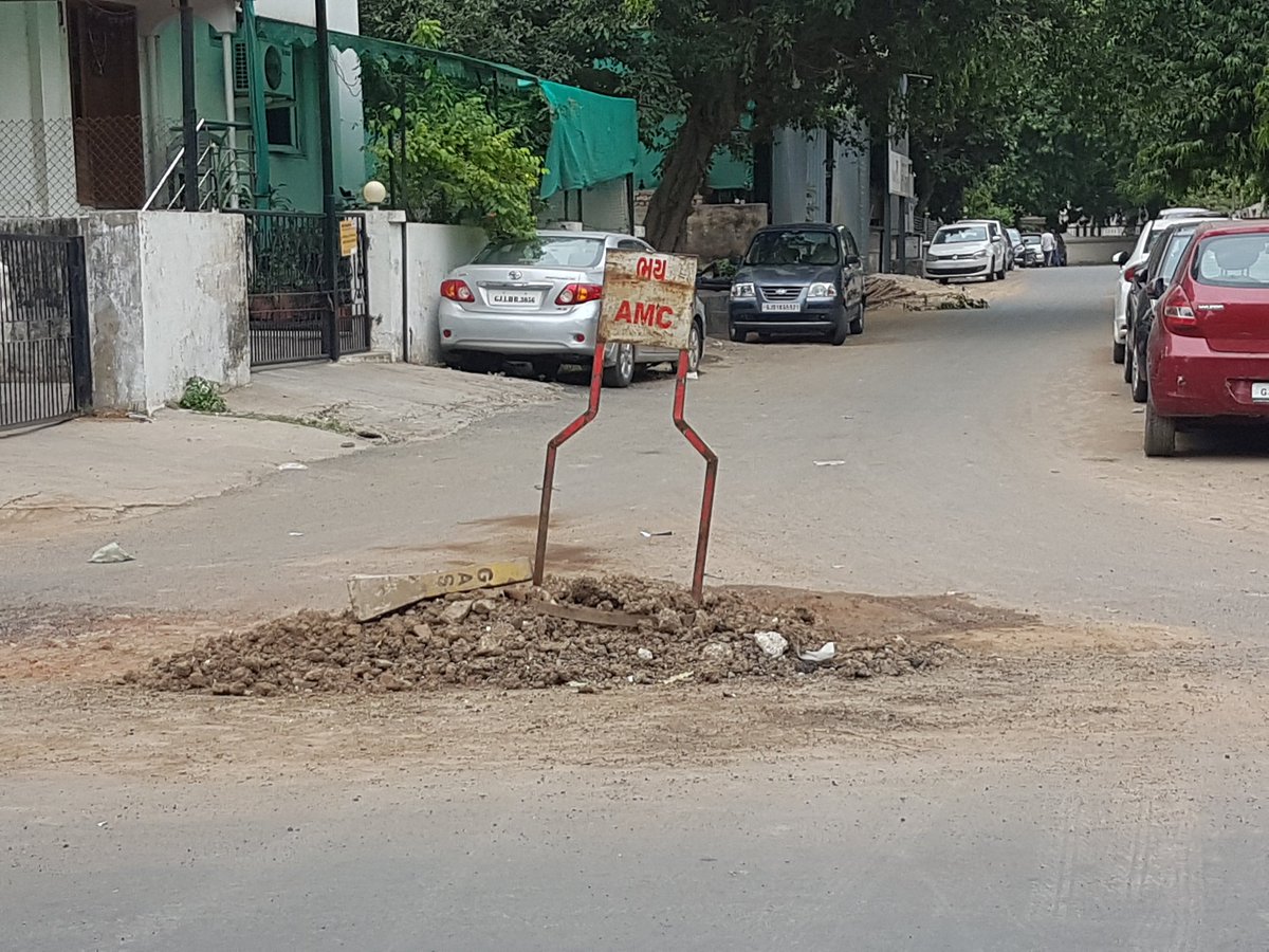 Saumya0096's tweet photo. This is how the AMC works. It is in the same position since last 6 months very problematic no one gives solution  (fathepura,paldi)@vnehra @AmdavadAMC https://t.co/tkjlPamLz7