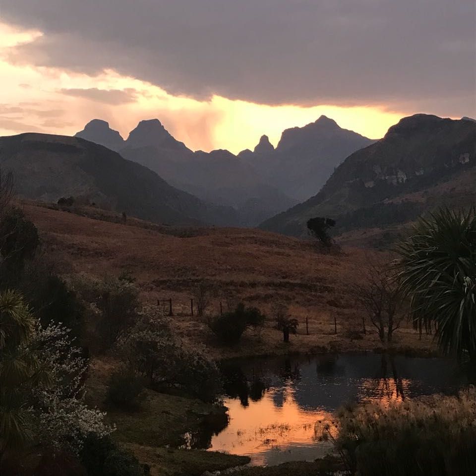 Another beautiful end to the day at Cathedral Peak Hotel, celebrated with this gorgeous sunset #FindBeauty