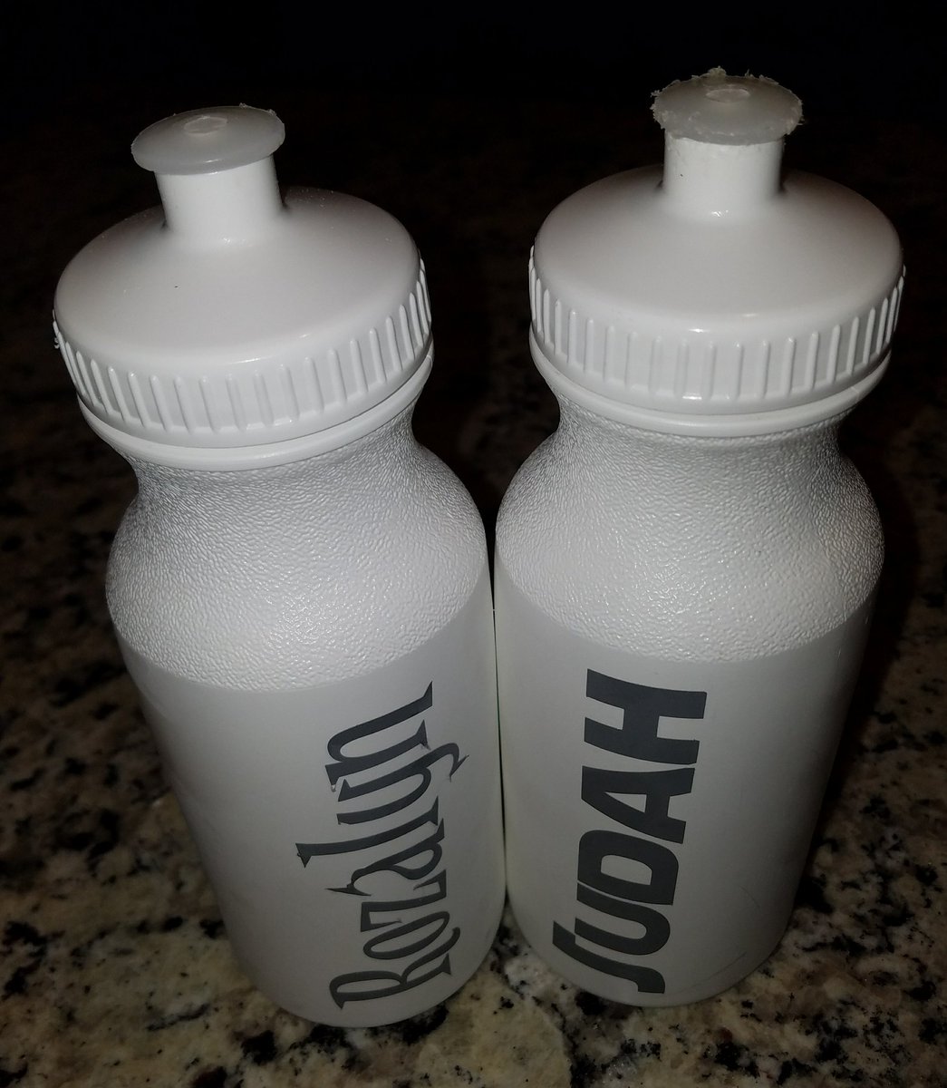 MrsNWhite's tweet photo. My little gators β₯οΈ their water bottles from The Marsh Market!!! The PTO will open the market at Lee Elementary on Fridays, 11am-1pm. #supportthepto (And don't forget to join the PTO! $10/family & they do a ton for our school!) https://t.co/cU6GibZPeJ