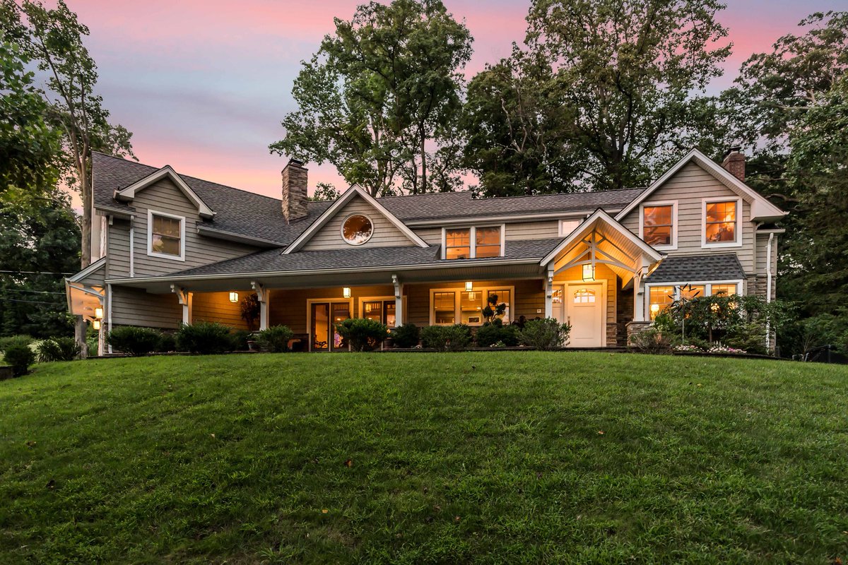 VeganRealtor2's tweet photo. #SeaCliff  4Sale
1Tanglewood Ln  $1,722,000  #Motivated
Charming, Quality, High End Finishes, Beautiful Location
#MoveRightIn
#7YearsYoung
#DanielGaleSIR  #WhaleRules 🐳🐳🐳
266 Sea Cliff Ave, Sea Cliff
Licensed Associate Broker https://t.co/2ocs00sxZ5
