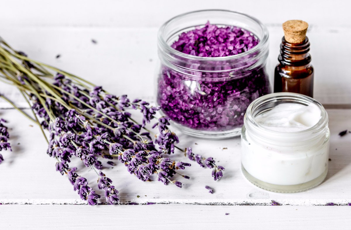 Lavanta dokunuşu! Özellikle karma ve yağlı ciltler için ideal olan Elemis Herbal Lavender Repair Facial ile cildinin nemini dengelerken, dokusunu yenile! #BirSaatlikTatil