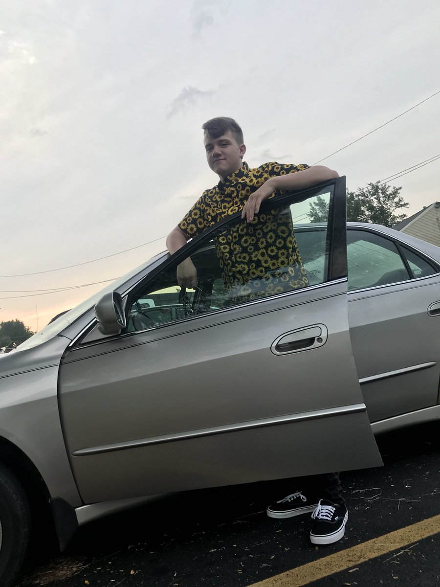stepmomvibes's tweet photo. first day of senior year!!!!!!!! #classof2019 #gobluebleedblue #proudsister #imfuckingdepressed https://t.co/EyR70yoOe6