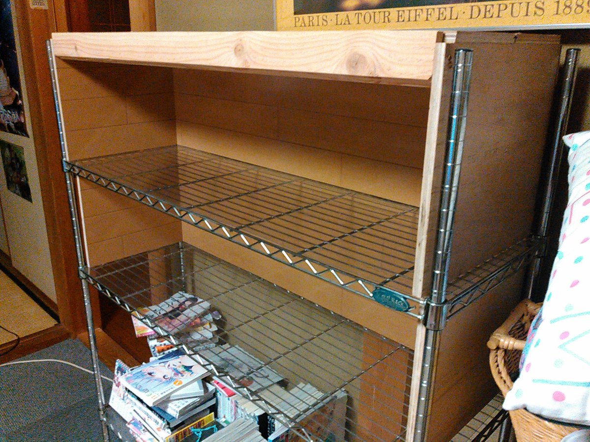 O Xrhsths ナカニシヒロキ Sto Twitter メタルラックに合うように中途半端な箱モドキと囲いを製作 材料は家にあったのと先日棟梁に貰ってきたフロアー材 一番上のは人間座ってもいけるだけの強度有ります 後は塩ビ板をカットして前につけたら出来上がりやで O