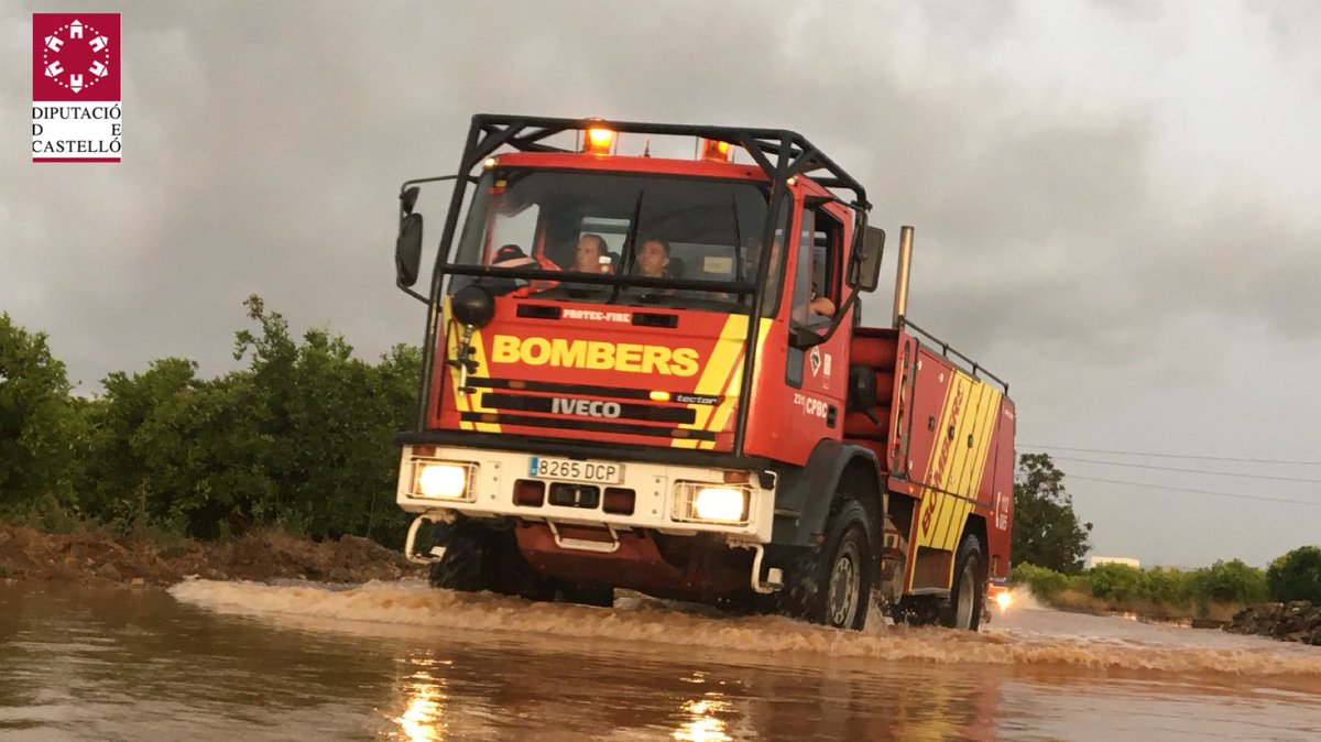 BombersDipcas's tweet photo. En la zona de Almassora #BomberosCPBC han atendido a diversos vehículos que habían quedado atrapados por el agua y han revisado otros turismos en el camí fondo que estaban fuera de la calzada también atrapados por agua, descartando que hubiera alguien en su interior. https://t.co/PksYQUB4XZ