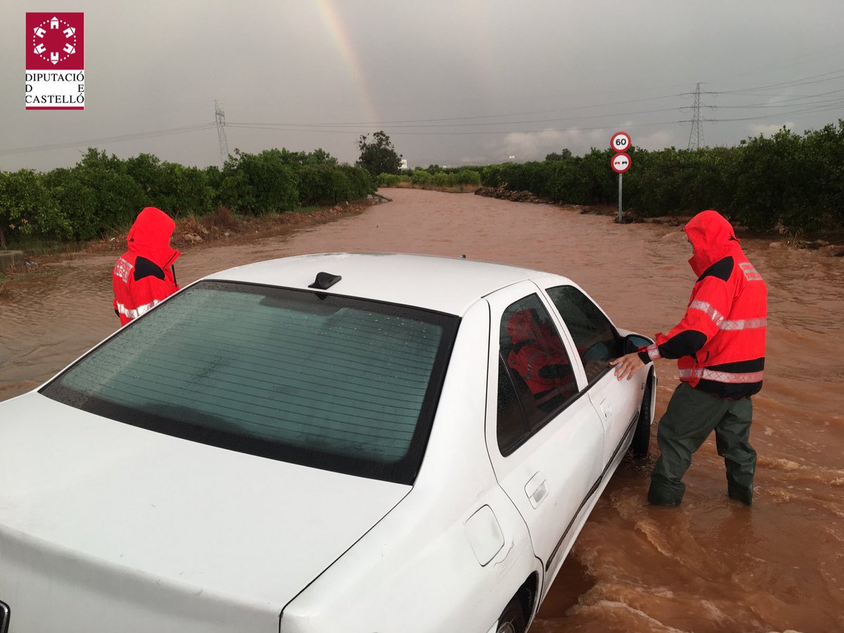 BombersDipcas's tweet photo. En la zona de Almassora #BomberosCPBC han atendido a diversos vehículos que habían quedado atrapados por el agua y han revisado otros turismos en el camí fondo que estaban fuera de la calzada también atrapados por agua, descartando que hubiera alguien en su interior. https://t.co/PksYQUB4XZ