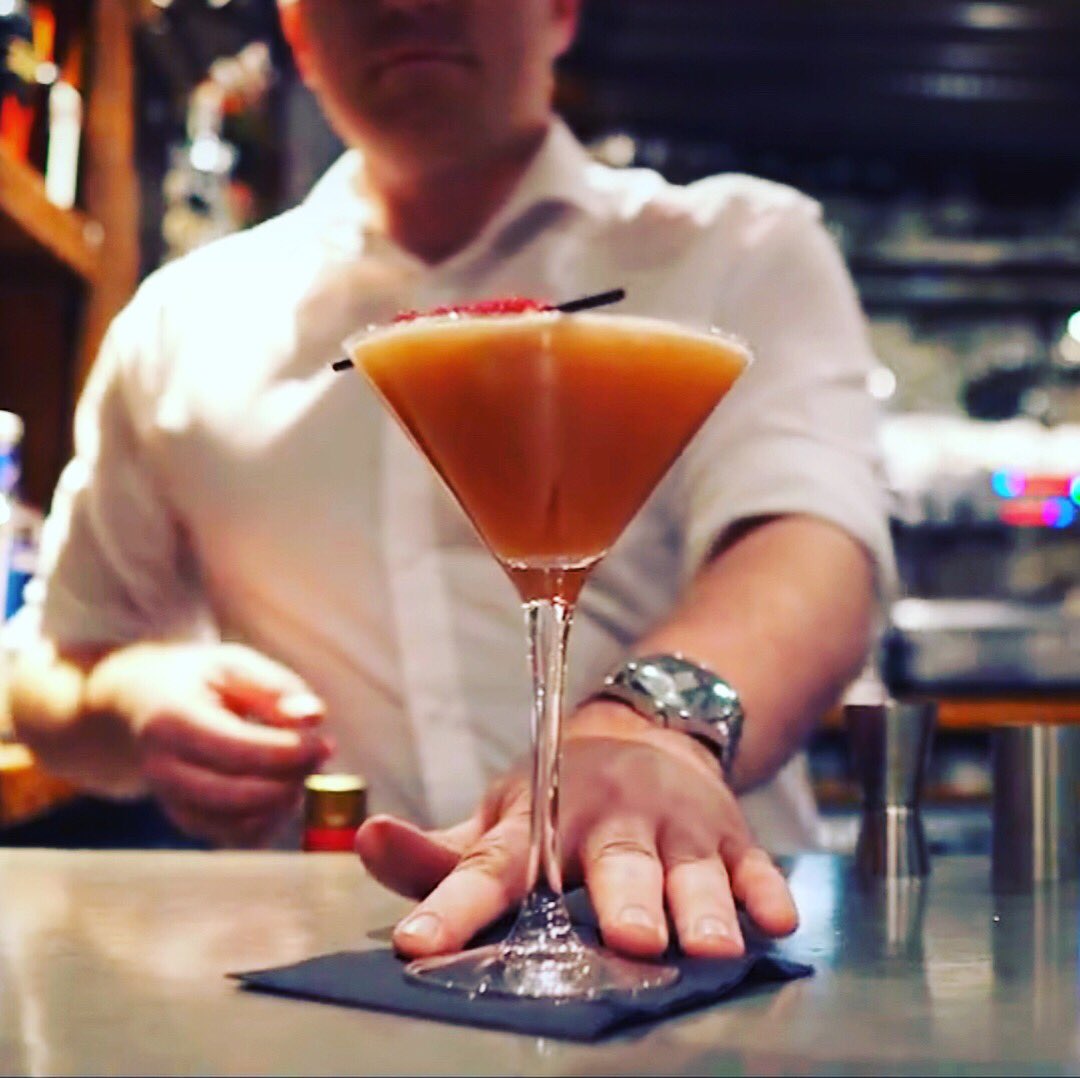 16ChurchStreet's tweet photo. Thursday Nights are Cocktail Nights @ The Townhouse🍸🙌🏻🍸 2for1 from 6pm every week! Come and join us with a friend this evening! 😁😁 #cocktails #bartender #handmade #shakennotstirred #tomcruiseaintgotnothingonus #stratfordonavon https://t.co/kZwpHMVEnt