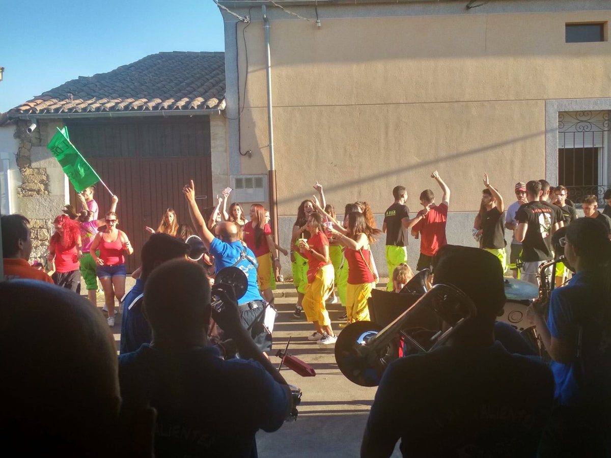 LosValientes_'s tweet photo. Buen ambiente en el pistoletazo de inicio de las fiestas. https://t.co/w1BC0EuaU7