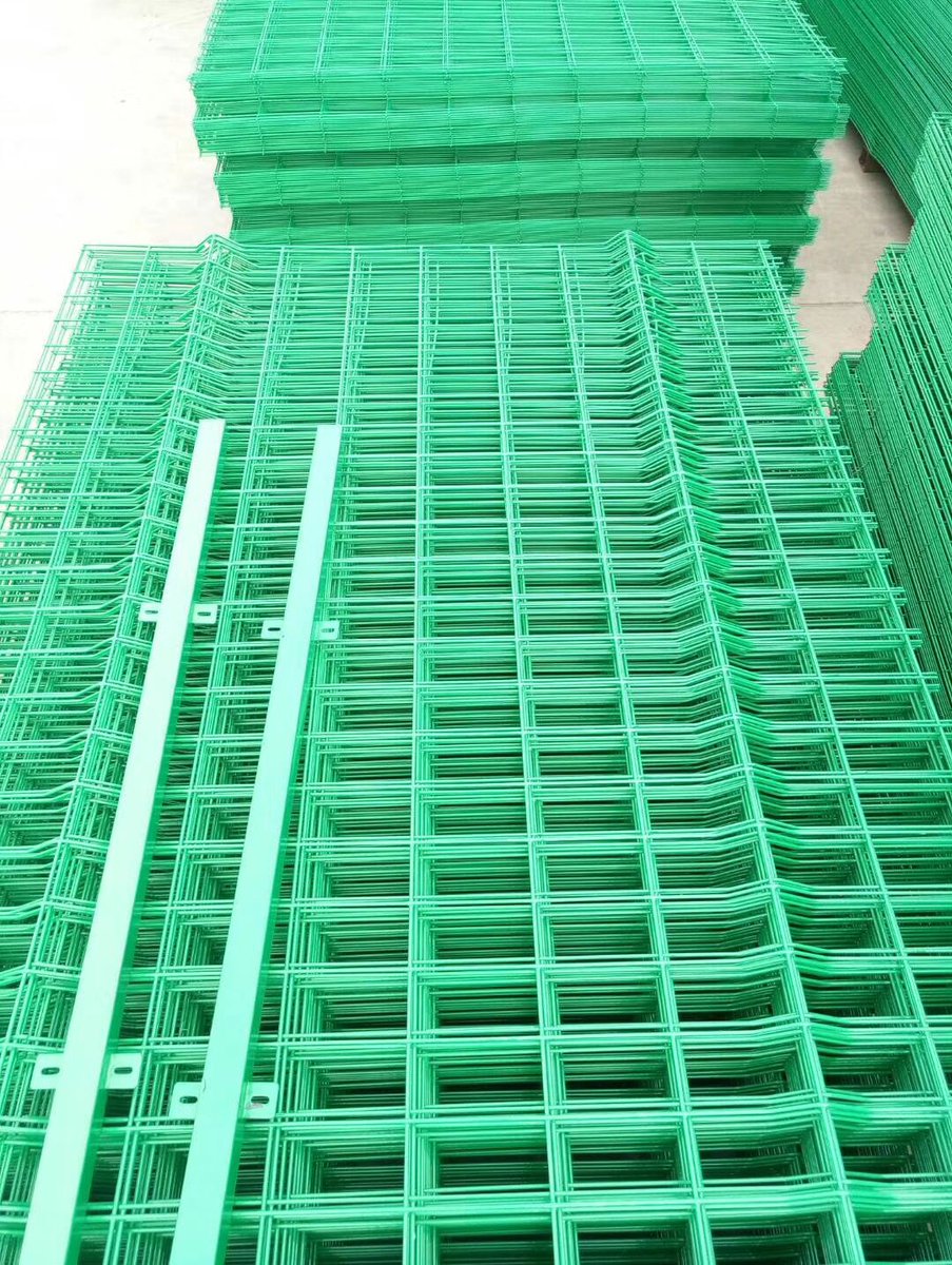 MaoxinMetal's tweet photo. pvc coated welded wire mesh fence https://t.co/yFsrcjYqDX
