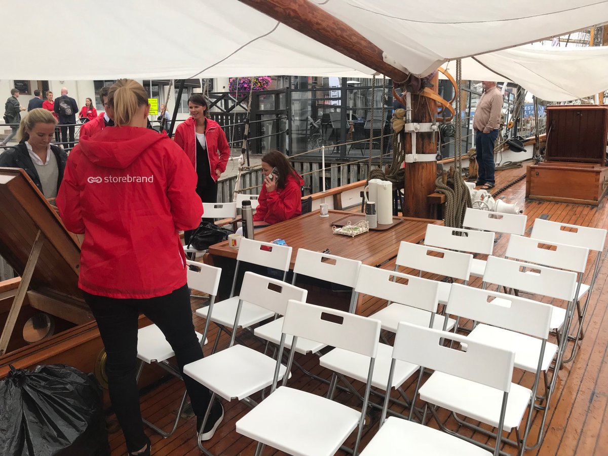 PensjonsKnut's tweet photo. Litt vått #arendalsuka2018 På Storebrandbåten i pollen er det tørt og god stemning. Vi er klare til å gi dere nye foredrag om #pensjon #bærekraft og makroøkonomi   Velkommen! https://t.co/29uOdh2MBK
