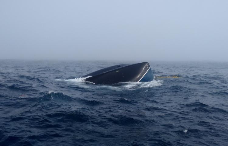 bjegou's tweet photo. #SaintPierre et #Miquelon : retourné le 3 août, le #caseyeur #ligneur #TommyEvan de #LeGarrec n'a pas coulé et a été remorqué #holothurie https://t.co/i5X6YmDm46 via @_lemarin https://t.co/yh3lqmpT6B