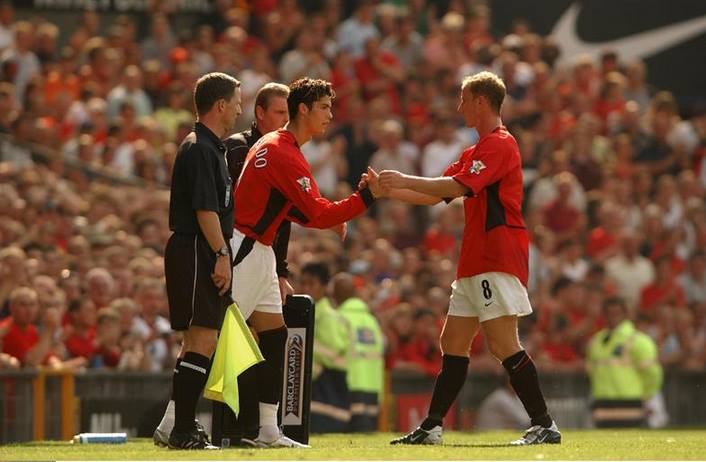 Footballtweet's tweet photo. On this day, 15-years ago, Cristiano Ronaldo made his Manchester United debut. Since then:

🔴⚪ Games: 884
💪⚽ Goals: 653
🙌🏆 Trophies: 25
🥇🥇 Ballon d'Ors: 5

A GOAT was born. 🐐 https://t.co/JpLue1ZRgL