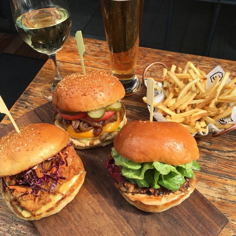 Royale Rumble lunch special @foundryjozi from Wed 15 to Friday 31 Aug, Mon to Fri 12pm - 4pm. Burgers R60, served with skinny fries... 
Classic Beef & Cheese Royale / Buttermilk Fried Chicken Royale / Black Bean, Spelt & Avo Royale (v) #foundryjozi #lunchspecial #parktownnorth