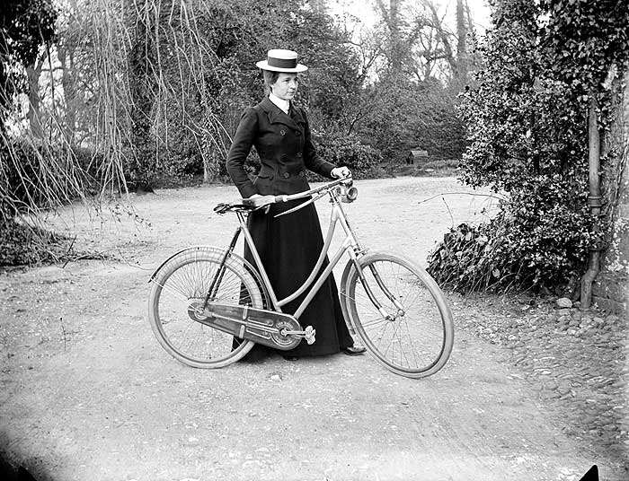 rgspaces's tweet image. Do you have a Victorian/Edwardian lady's bicycle we could borrow for @heritageopenday 8/9 and 15/16 September for exhibition on Edith Morley , the country's first female professor, suffragist and keen cyclist Acacias @UniofReading Needn't be ridable! (image (c)Historic England)
