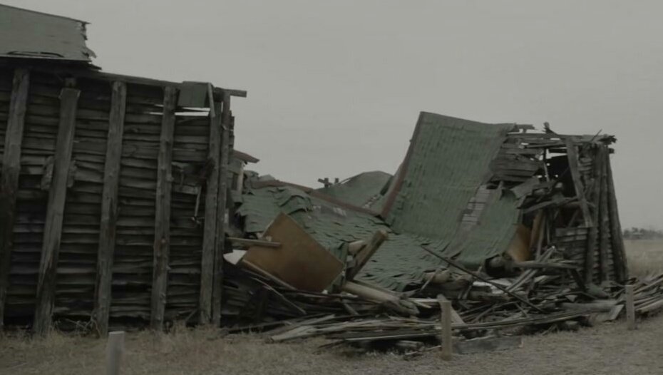 minrinchoi13's tweet photo. In NCTmentary episode 3, Jisung and Chenle ran into a house that looks like Miss Peregrine's house. Also in other episode, the house was burned and destroyed. While in the movie, the house was destroyed because of the war. But thanks to the time loop, the house is saved again. https://t.co/nRdCx94Dbb