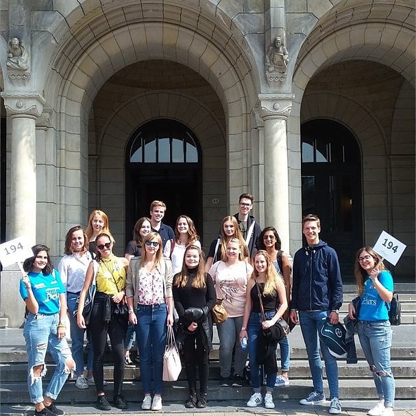 Rotterdam ontvangt komende week weer haar nieuwe studenten. Liefst 4000 studenten doen mee aan de Eurekaweek en op de eerste dag, zullen bijna 200 ambtenaren van de gemeente @Rotterdam hen welkom heten. #stadsbakens010 #eurekaweek