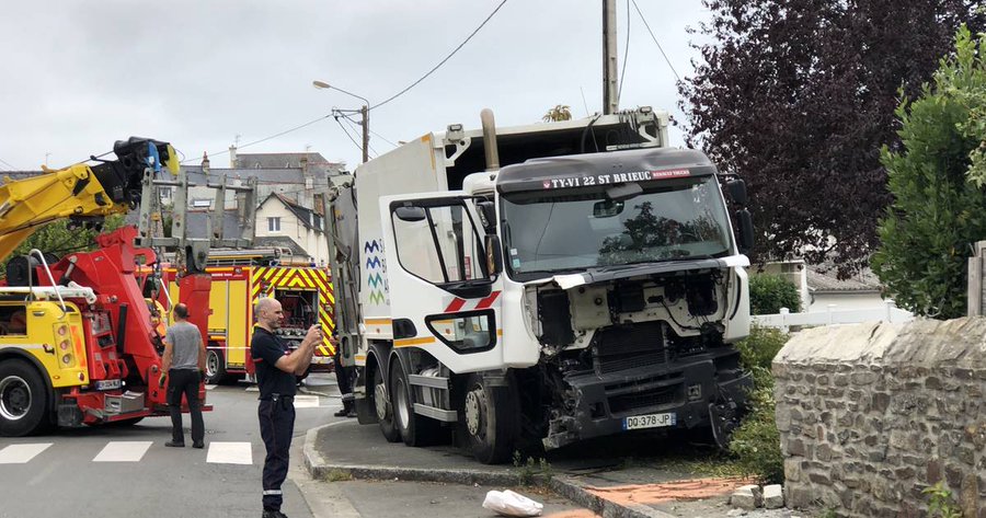 Côtes-d'Armor : un éboueur meurt écrasé par son camion poubelle - Le  Parisien