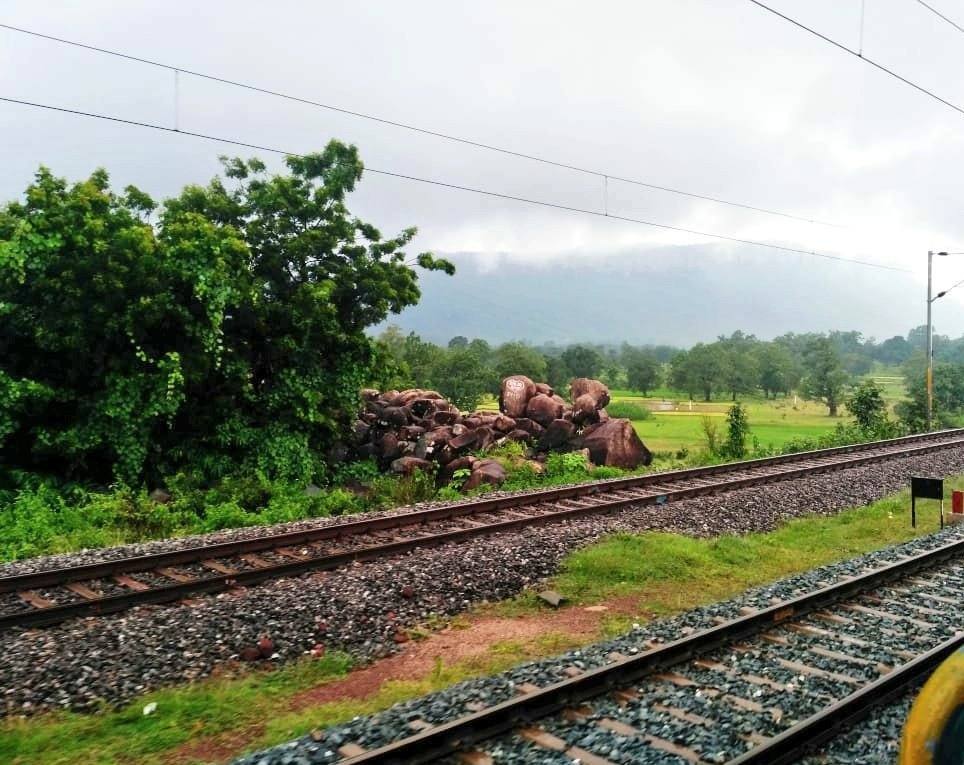 itzchampak's tweet photo. କରିଅଛି ସବୁ ଦିଗ ଧବଳ,
କମନୀୟ ଦିଶେ ମହୀମଣ୍ଡଳ।
କର୍ପୂର ମୋତି ବିଞ୍ଚିଲା ପରାଏ,
କି ଅବା କ୍ଷିତି ହେଲା କ୍ଷୀରମୟେ।।
#Kendujhar #Odisha #IncredibleOdisha 
Pic- Dhananjay Samal
@kendujharia @BBSRBuzz https://t.co/NliQISbHpJ