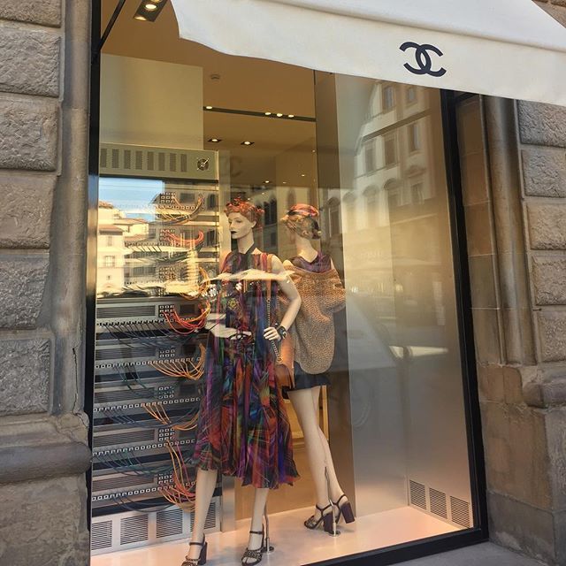 It Girls Collection Chanelでウィンドウショッピング 笑 シャネル イタリア旅行 インポートショップ ファッション 買い付け セレクトショップ インポートセレクトショップ ハイブランド T Co Ezzbsd4meh T Co Ezdjgxzoom Twitter