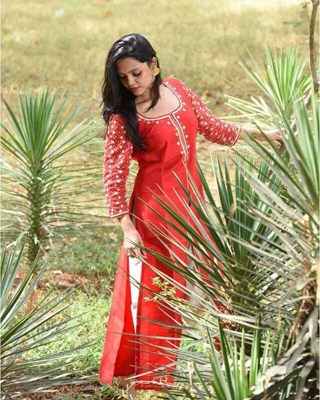 Sanvarii's tweet photo. Love for basics!! Hand embroidered with intricate details.. Contact us on sanvari.shah@gmail.com or DM us for inquires!! #instafashion #handcrafted #fashion #india #womenswear #indianfashion #indianwedding #sanvarishah #ahmedabaddesigner https://t.co/5f0QDT5QUg https://t.co/xGRdE3yTHR