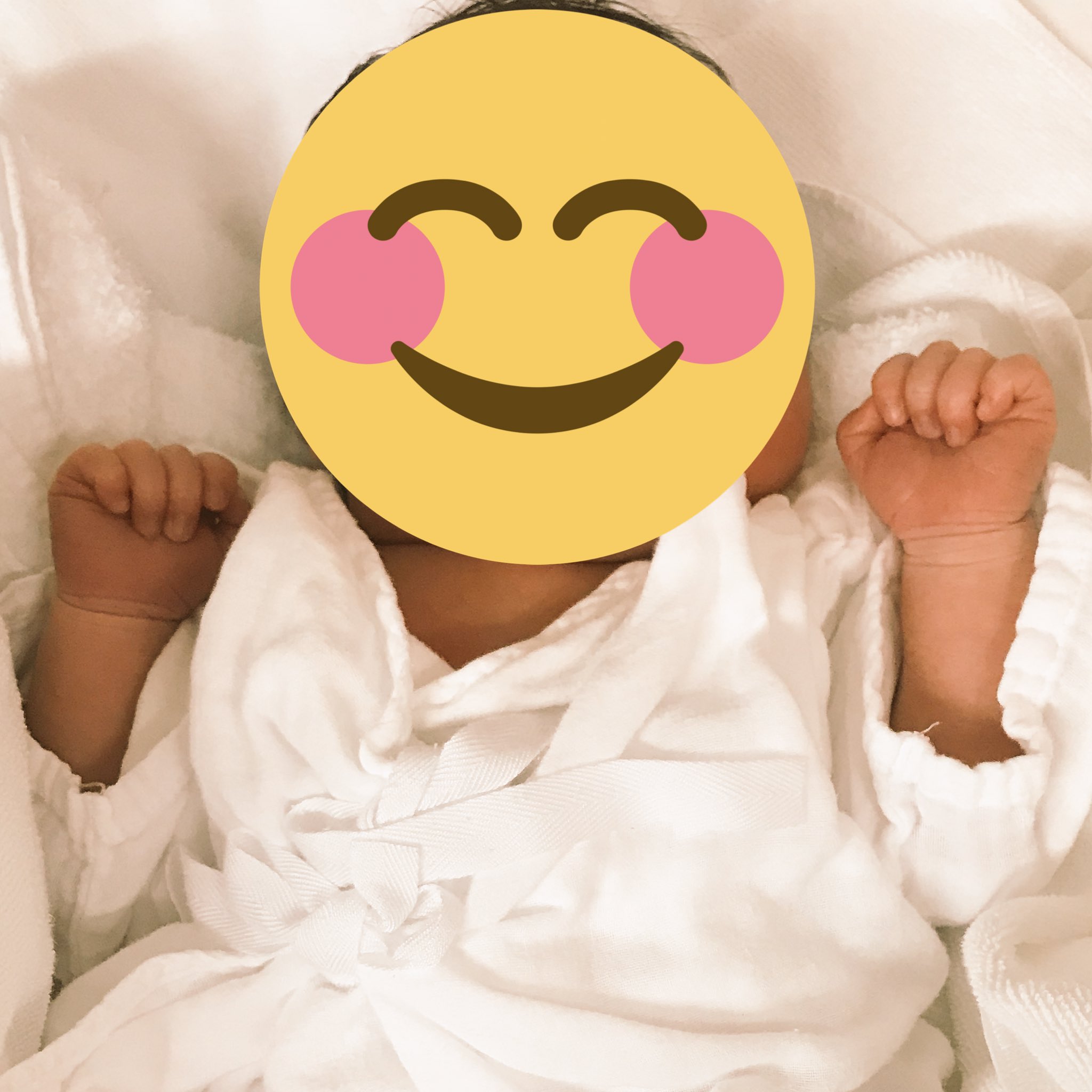 ちぃ 小さな手 まだ弱々しい手なのに結構な力で手を握りしめてる 生きる力 すごいな 何をそんなに強く握ってんだろう どの赤ちゃんも手をグーにしてる きっとあたしらも手をグーにして生まれてきたんだと思う 何を握って生まれてきたのか 夢