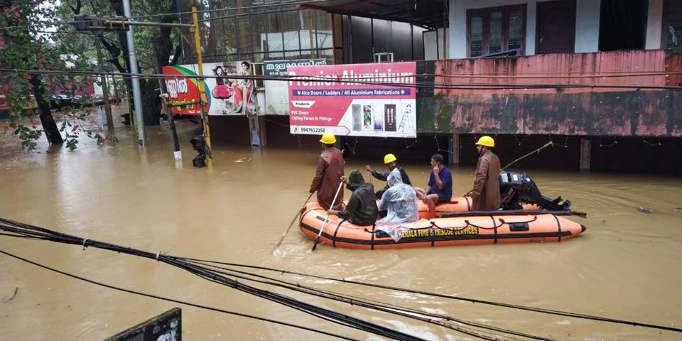 GiveIndia's tweet photo. #Kerala needs your help right now. Please consider donating to @goonj
for the relief work they are doing - https://t.co/PaQvdzySas
#KeralaFloods #WeStandWithKerala 
Pictures by @shalinilobo93 https://t.co/WeDZe3KTgV