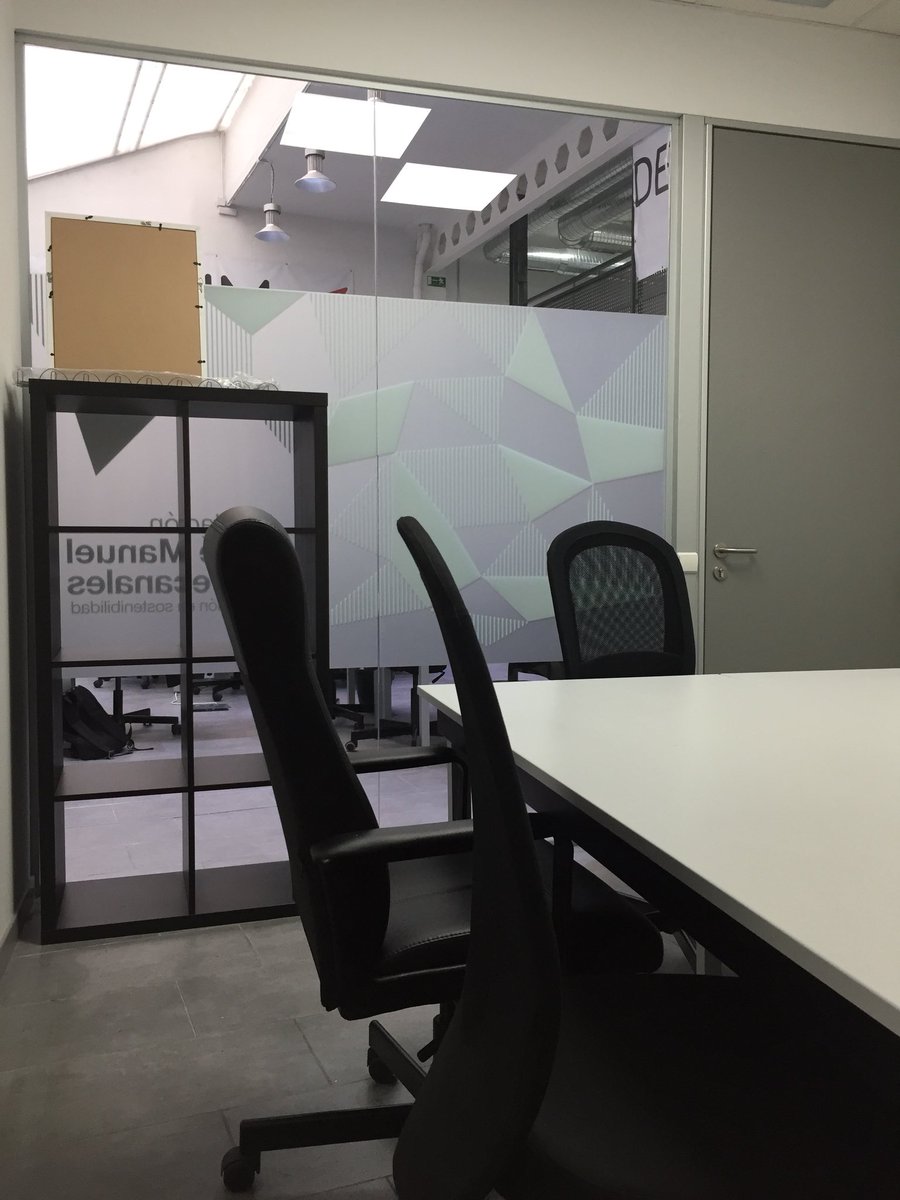 termimad's tweet photo. Te has quedado en Madrid en este puente y ahora te ha invadido la pereza, pero no te olvides de que hay una silla mullidita esperándote en la oficina. Ven al #coworking por ella, no se merece pasar estos días sola. https://t.co/DlRWYUvwN5