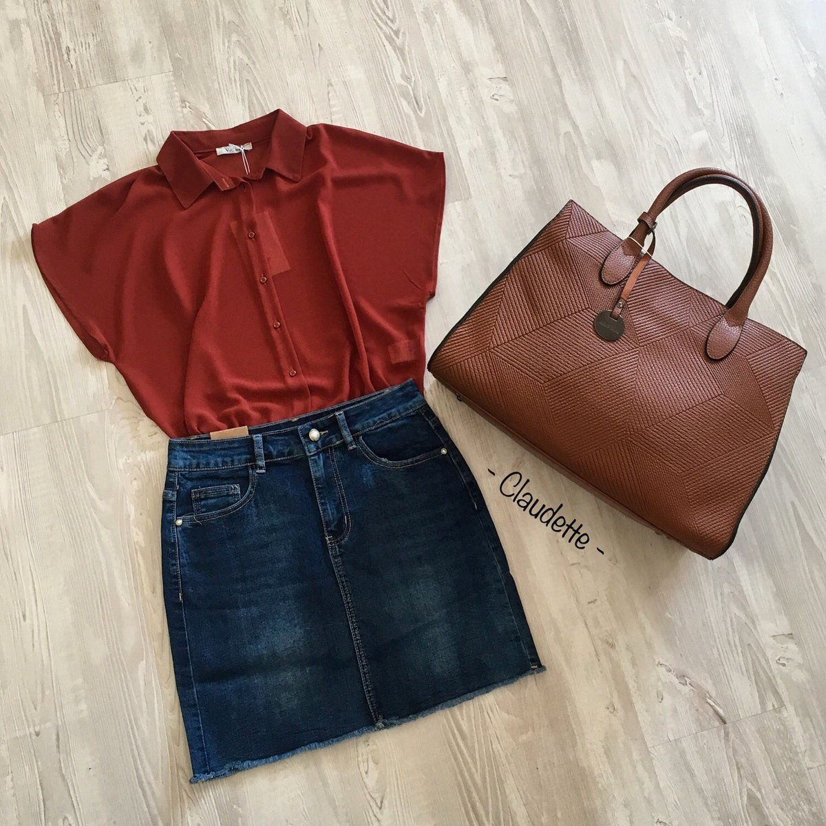 Claudette__'s tweet photo. Camicia modello “scatoletta” disponibile anche in rosa e verde scuro.
•
•
•
#ootd #outfit #shirt #skirt #bag #maxibag #style #newarrivals #autumn https://t.co/uT1EiZz6pS