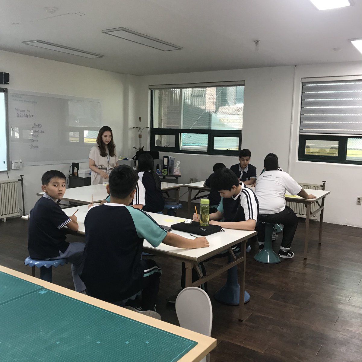 koreaforeign's tweet photo. First day of class! 👍
새학기 열심히 수업 듣고 있는 학생들이에요 :)
#kfs #koreaforeignschool #koreaforeign #foreignschool #internationalschool #school #newsemester #class #코리아외국인학교 #외국인학교 #국제학교 #학교 #수업 #새학기 https://t.co/ebw0cdP9UY