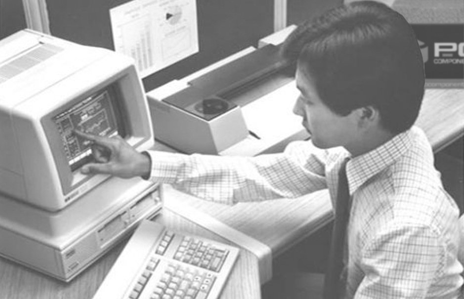 pccomponentes's tweet image. Sabías que la tecnología táctil existe desde 1971? El primer ordenador con pantalla &quot;táctil&quot; fue el HP-150. ❤️si a ti también te parece increíble la imagen! 😜