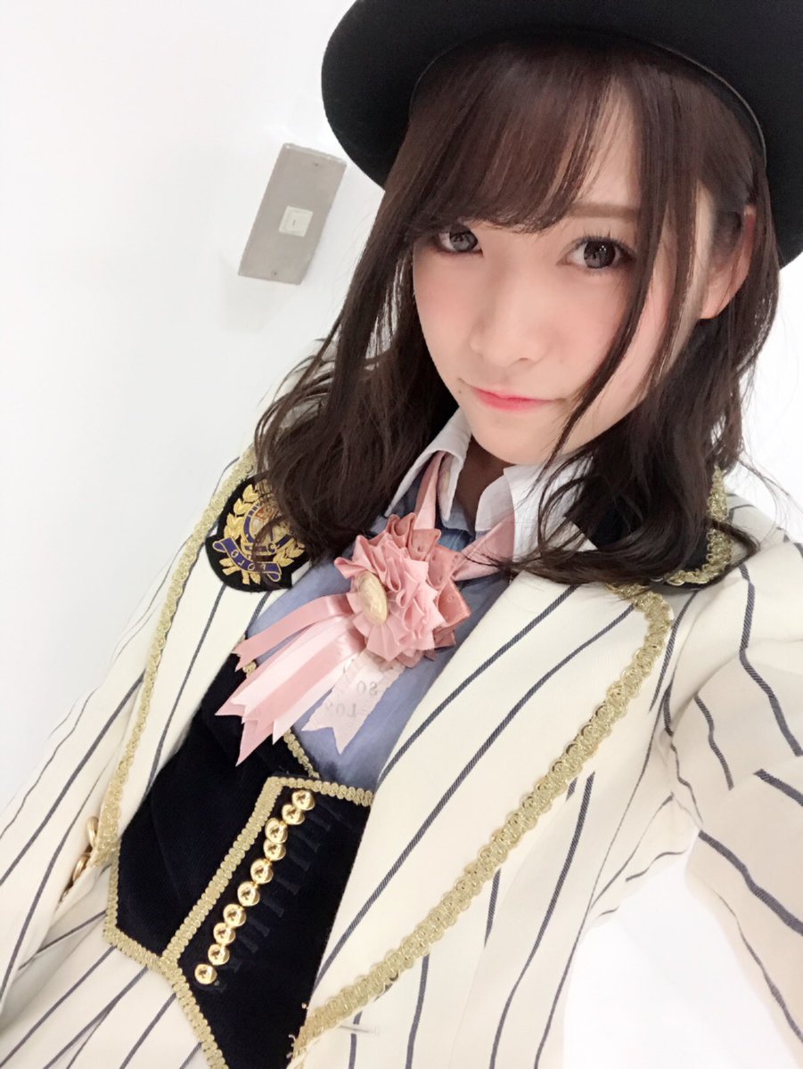 市川 愛美 ほぼ何もしてない顔と この髪色でやってみたかった 病みメイク そして三枚目がみんな大好き黒髪 そして 今は昔ロングのまなみ 全部好きでしょ 2枚目が言ってそう