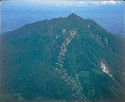 狂気の沙汰ww怒涛の69連続カーブで斜面を登る道路を発見した！！