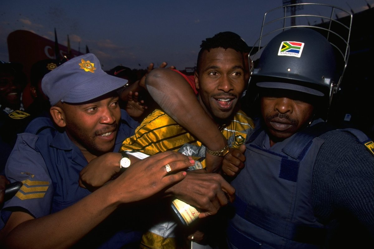 FIFAWorldCup's tweet image. #TBT to when @LucasRadebe's 🇿🇦@BafanaBafana clinched a place at their first ever #WorldCup, courtesy of a @PhilMasinga screamer #onthisday in 1997 💪

The reigning African champions made their debut at 🇫🇷France 1998 ten months later.
#ThrowbackThursday