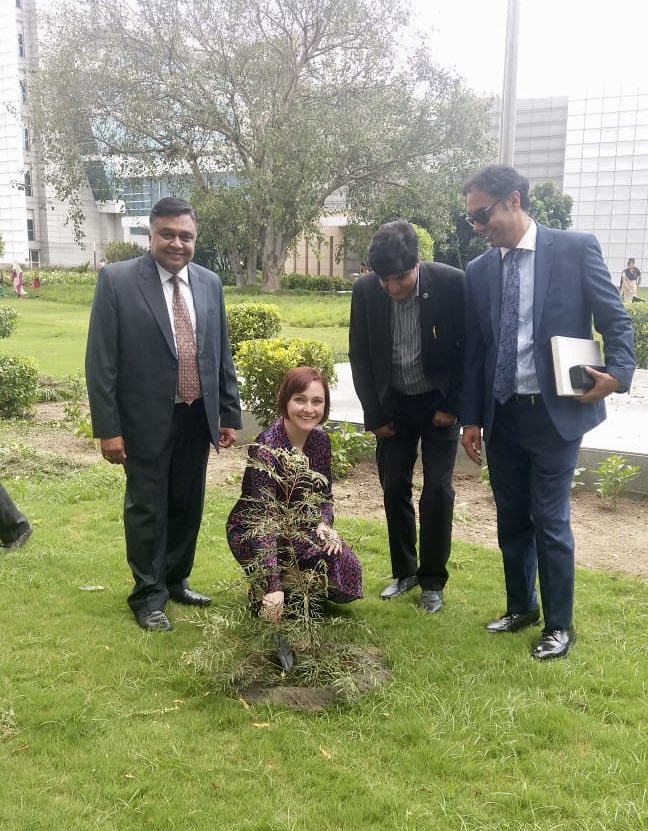 RhiannonUKGov's tweet image. An honour to plant a tree during my visit to @hcltech today. Fabulous campus and great example of the strong India-UK tech relationship #TechisGREAT @tradegovukIND