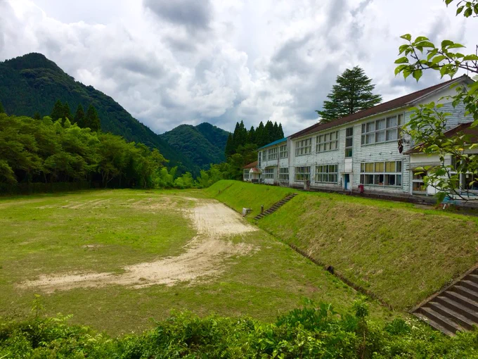(以前、作品展示させていただいた鳥取県の小学校、本当素敵だったなぁと…。) 