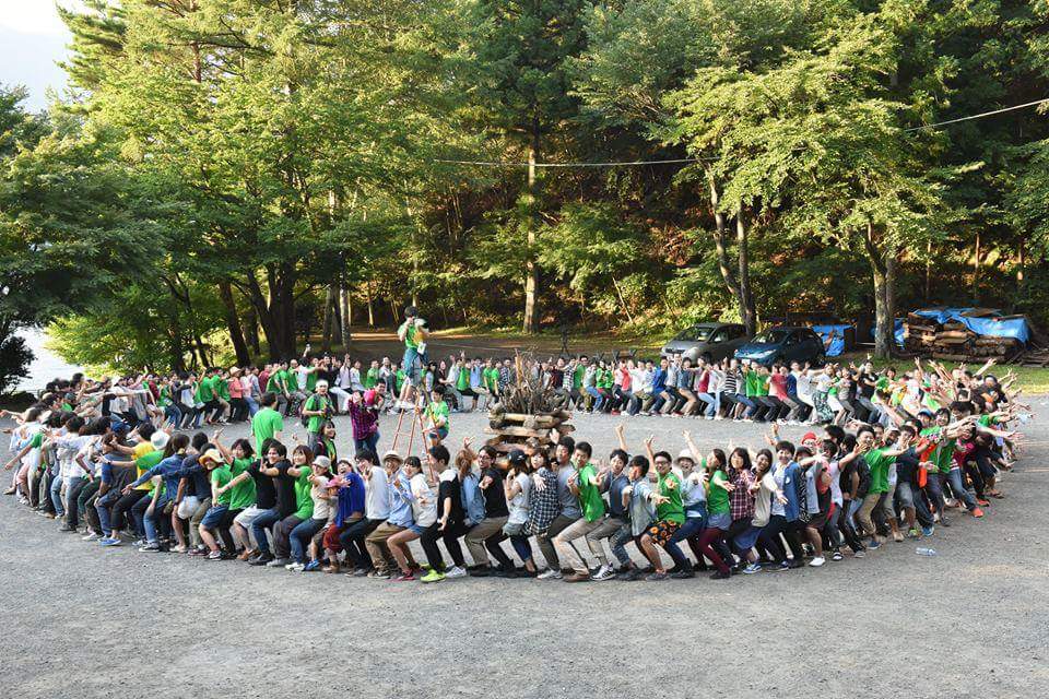 O Xrhsths 500 5000人キャンプ 東京 Sto Twitter あと23日 この輪はただの輪ではありません なんと 全員が後ろの人の足をイスにして座っているんです その名も人間イス 500人キャンプでは このような大人数ならではの体験ができますよ O 人間イス