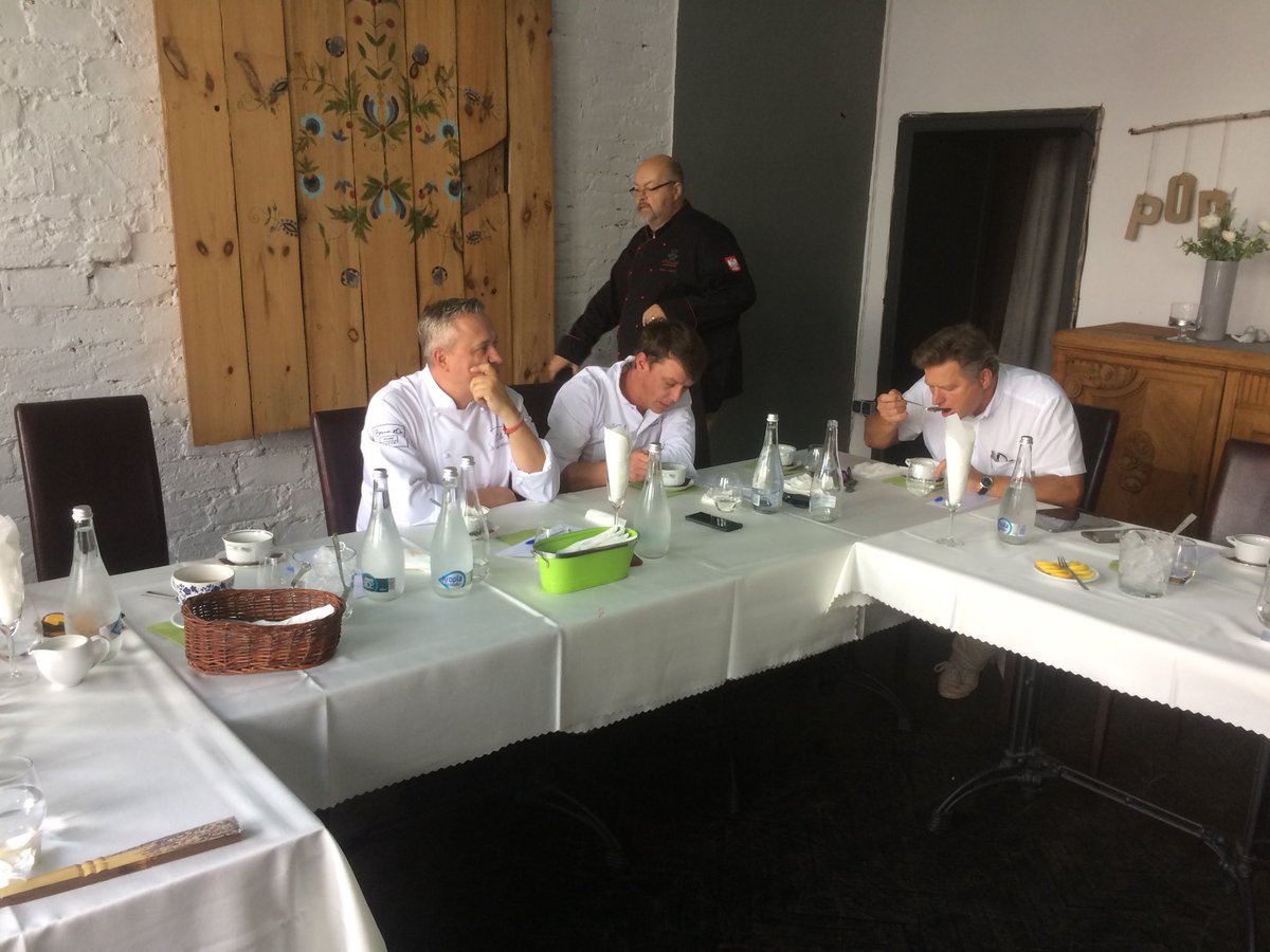 MateuszChlystun's tweet photo. W Poznaniu do niedzieli trwa Ogólnopolski Festiwal Dobrego Smaku. Daniem dnia jest dziś czernina. 10 jurrorów wybiera najlepszą. Jak powinna smakować idealna? Posłuchajcie Faktów. @RMF24pl #OFDS #Poznan https://t.co/eWR9QW3bL3
