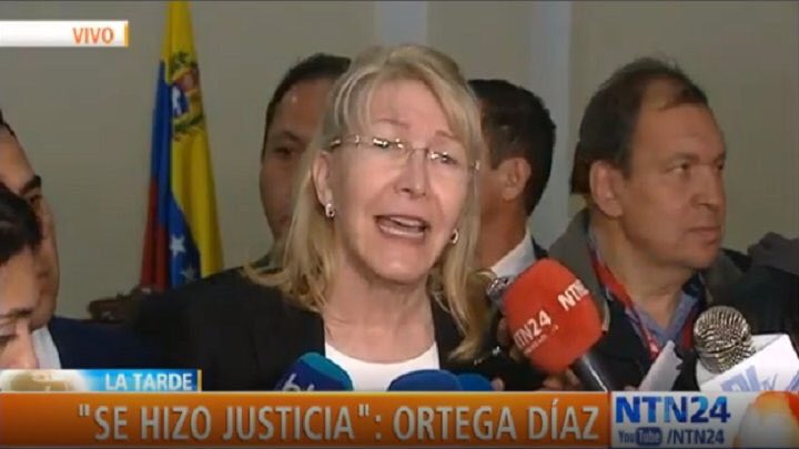 bonypertinezh's tweet photo. Así de mal estamos como sociedad, que ahora Luisa Ortega Díaz es una referencia en cuanto al contenido de justicia en Venezuela. Ella, que violó los DDHH de mi familia y de tantas otras, sigue impune y se convirtió en “respetable” para factores de la oposición. Digno de analizar. https://t.co/1jFMzuAT1r