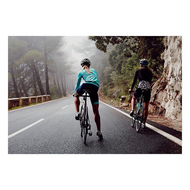 GoFasterGaby's tweet image. When it’s raining ☔️ find a tunnel 😄 @kandesent #kitwatchcycling #womenscycling #cyclestyle #morewomenonbikes #cycle ift.tt/2OA1xuc