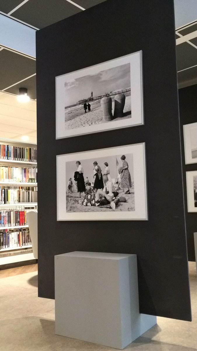 expopaneel's tweet photo. Tentoonstellingspanelen in @bieb070schev geplaatst voor de expositie met zwartwit foto's van Scheveningen tussen 1955 en 2001, Fotograaf Jacques Meijer. Een initiatief van @bieb070 https://t.co/2rCm7jjz5q