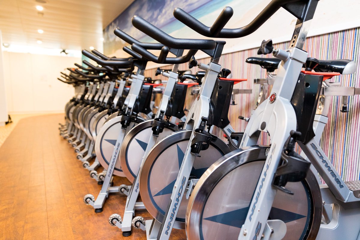 Trainieren Sie in unserem sonnigen und grosszügigen qualitop-zertifizierten Fitnesscenter.
Wir verfügen über viele Schwinn Velos für Indoor Cycling, Kraftgeräte von Cybex, Laufbänder von Technogym und haben Stepper, Ergometer und Crosstrainer im Angebot.